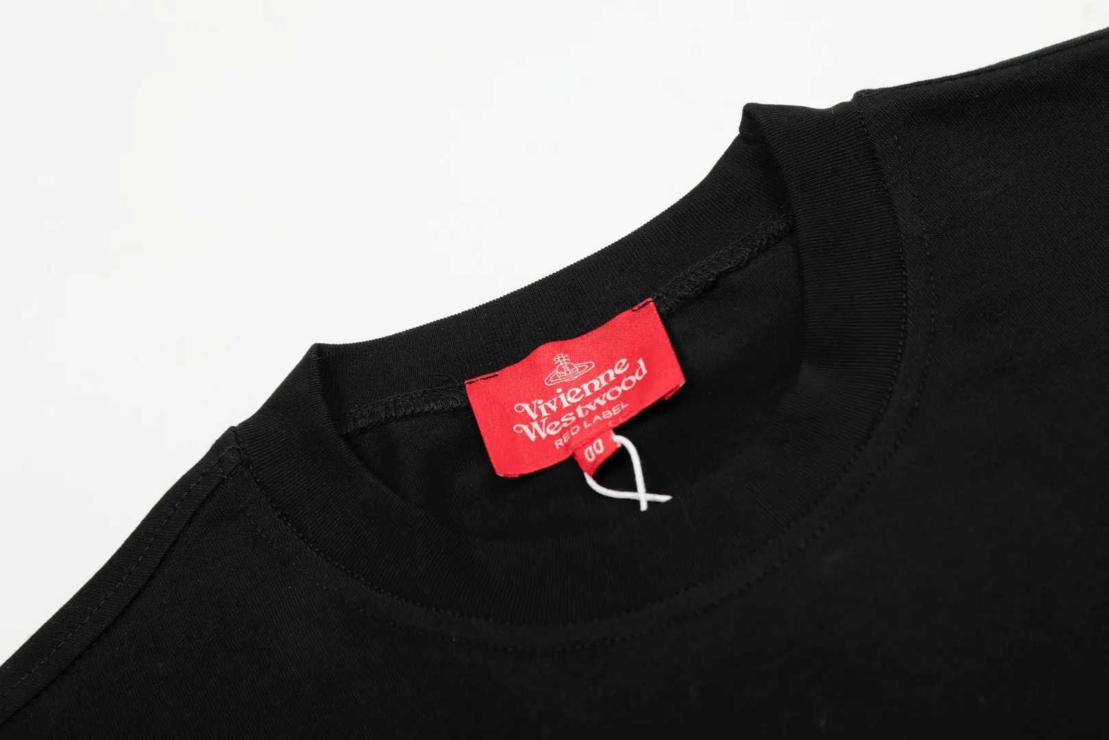 VIVI 148# "Exclusive Style" vivienne west wood Vivienne Saturn letter graffiti printed short sleeves. Full series of correct accessories. Every detail is completely restored. Straightforward to pull up. Size: XS-L